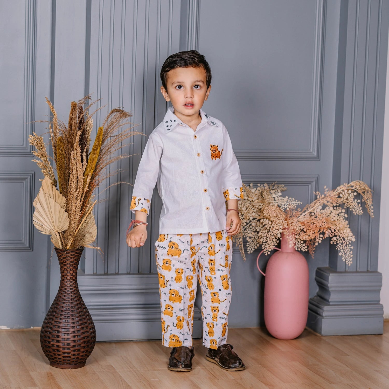 WHITE SHIRT WITH LION EMBROIDERED BROOCH PAIRED WITH LION PRINTED PANTS
